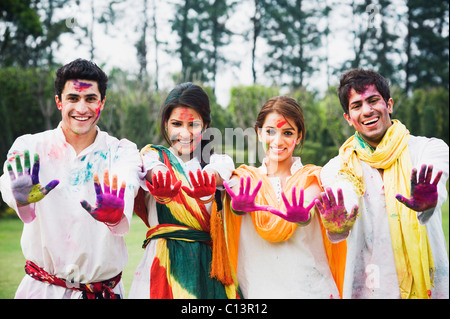 Freunden zeigen ihre farbigen Hände beim Feiern Holi Stockfoto