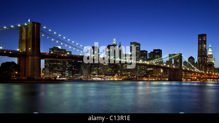 Sonnenuntergang an der Brooklyn-Brücke - überspannt den East River zwischen Brooklyn und Manhattan, New York City USA Stockfoto