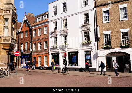 Straßenszene auf der Suche von Kings Parade in Trinity Street, Cambridge, England, UK Stockfoto