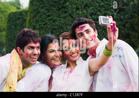 Freunde, ein Bild von sich selbst mit einer Kamera auf Holi Stockfoto