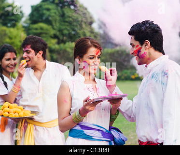 Zwei Paare feiern Holi Stockfoto