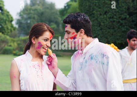 Paar feiern Holi Stockfoto