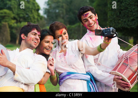 Freunde, ein Bild von sich selbst mit einer Kamera auf Holi Stockfoto