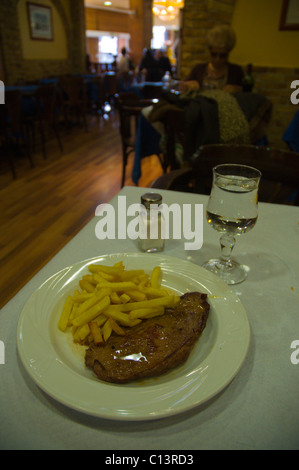 Steak und Chips in einem Restaurant central Madrid Spanien Europa Stockfoto