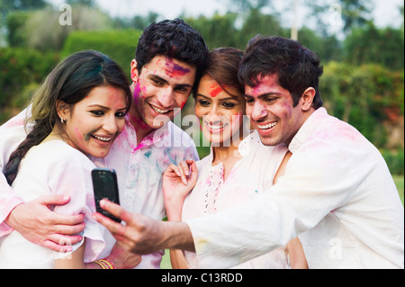 Freunde, ein Bild von sich selbst mit einem Mobiltelefon am Holi Stockfoto