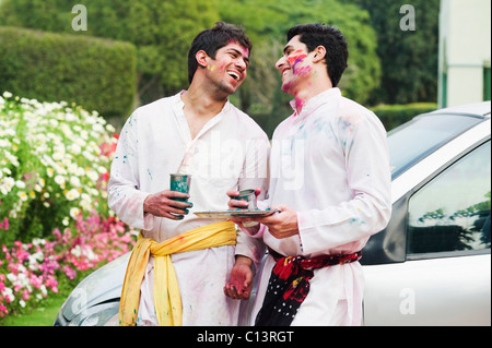 Freunde feiern Holi Stockfoto