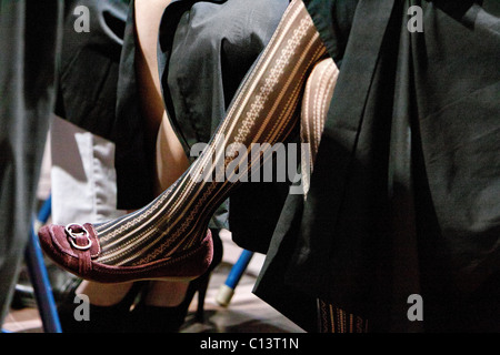 Eine Frau trägt Gemusterte Strümpfe im Innenbereich. Stockfoto