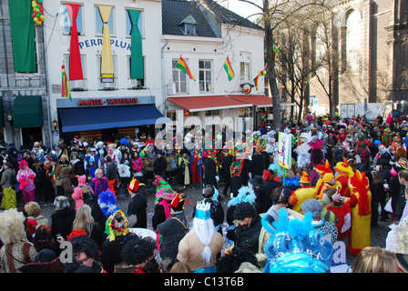 Karneval drängen sich in den Straßen von Maastricht Niederlande Stockfoto