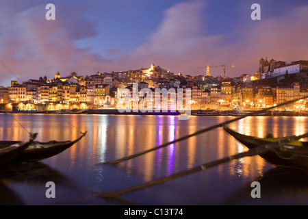 Cais de Ribeira, Rabelo Boote im Fluss Douro, Porto, Portugal Stockfoto