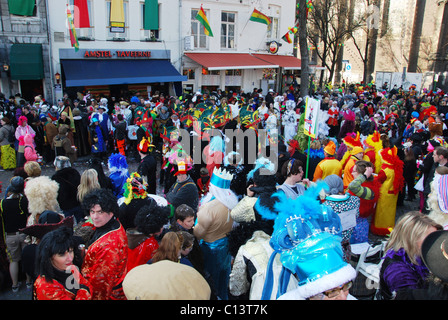 Karneval drängen sich in den Straßen von Maastricht Niederlande Stockfoto