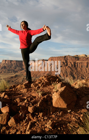 USA, Utah, Canyonlands National Park, Frau erstreckt sich auf Felsen Stockfoto