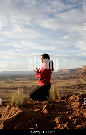 USA, Utah, Canyonlands National Park, Frau, meditieren auf Felsen Stockfoto