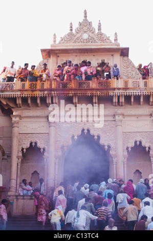Leute feiern Holi-Fest in einem Tempel, Barsana, Uttar Pradesh, Indien Stockfoto