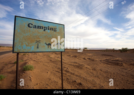 Melden Sie sich auf einer einsamen Straße Richtung zu einem Campingplatz in Marokko zu geben Stockfoto