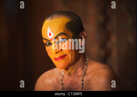 Mann, die Vorbereitung für Kathakali Aufführung, Kochi, Kerala, Indien Stockfoto