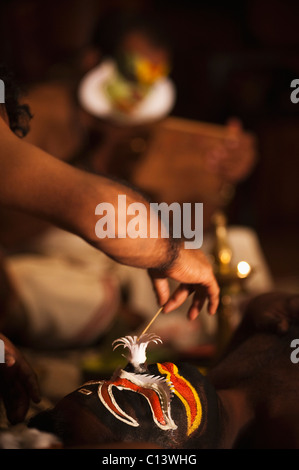 Mann, die Vorbereitung für Kathakali Aufführung, Kochi, Kerala, Indien Stockfoto