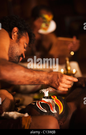 Mann, die Vorbereitung für Kathakali Aufführung, Kochi, Kerala, Indien Stockfoto