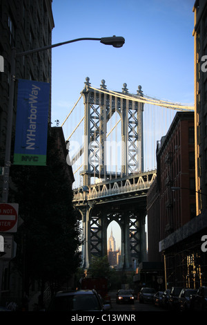 Manhattan Bridge und Empire State Building, New York, USA Stockfoto