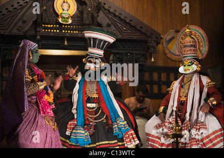 Drei Menschen, die Durchführung von Kathakali Tanz, Kochi, Kerala, Indien Stockfoto