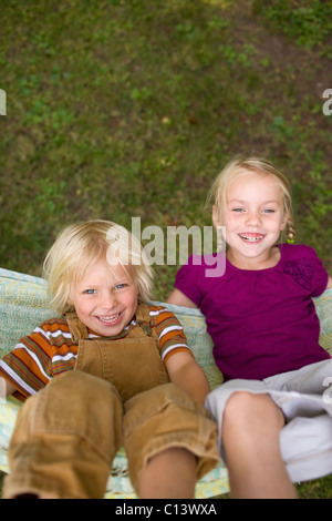 USA, Montana, Felchen, Bruder und Schwester (6-7) zum Entspannen in der Hängematte Stockfoto