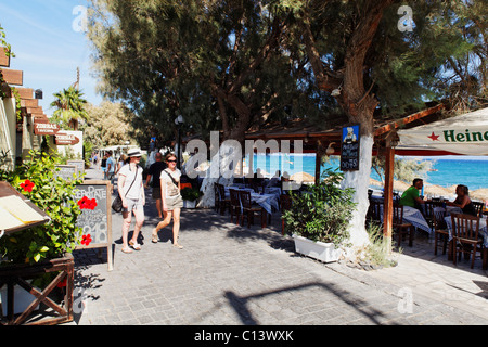 Promenade am Strand von Kamari, Santorini, Cylades, Griechenland Stockfoto