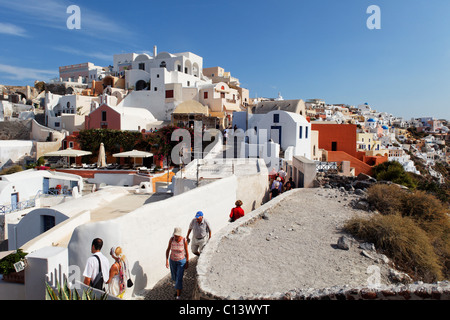Touristen in Oia, Santorini, Cylcades, Griechenland Stockfoto