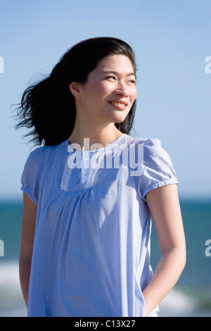 USA, California, Point Reyes, nachdenkliche junge Frau an Küste Stockfoto