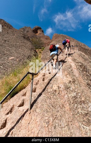 Felsformationen im Pinnacles National Monument in der Nähe von Soledad, Kalifornien. Trail gehören Treppen, in Stein gehauenen Stufen. Stockfoto