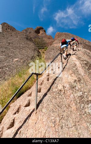 Felsformationen im Pinnacles National Monument in der Nähe von Soledad, Kalifornien. Trail gehören Treppen, in Stein gehauenen Stufen. Stockfoto