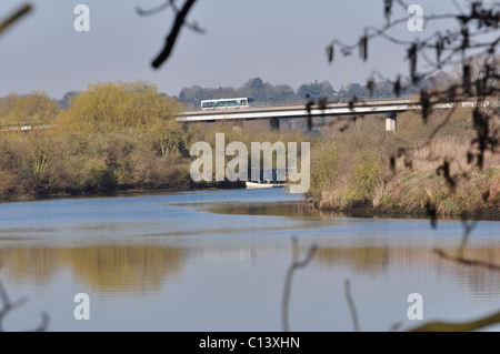 Die Poswick Überführung der Fernstraße A47 Übertrag der Fluß Yare, östlich von Norwich. Stockfoto