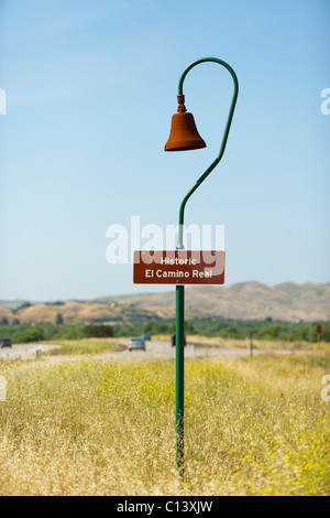 Historische El Camino Real Zeichen und glockenförmigen Markierung entlang California Highway One in der Nähe von Paso Robles, California. Stockfoto