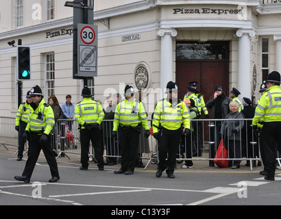 Polizisten im Einsatz für Besuch von der Königin, Leamington Spa, England Stockfoto