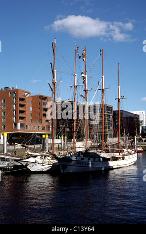 Drei-Mast Segelzeitalters Loth Loriën und JR Tolkien vertäut am Traditionsschiffhafen (Musem Hafen) in der Hafencity Hamburg. Stockfoto