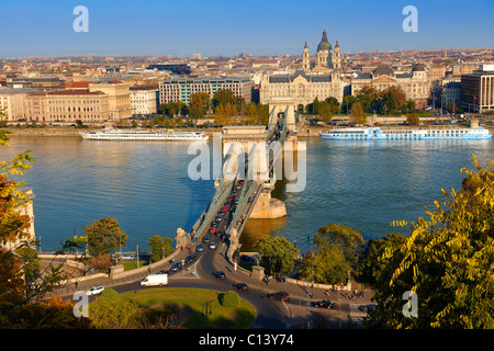 Blick über die Donau nach Pest aus dem Budaer Burgberg, mit der Szecheni-Kettenbrücke (Lánchíd). Budapest, Ungarn Stockfoto