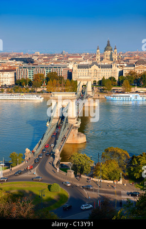 Blick über die Donau nach Pest aus dem Budaer Burgberg, mit der Szecheni-Kettenbrücke (Lánchíd). Budapest, Ungarn Stockfoto