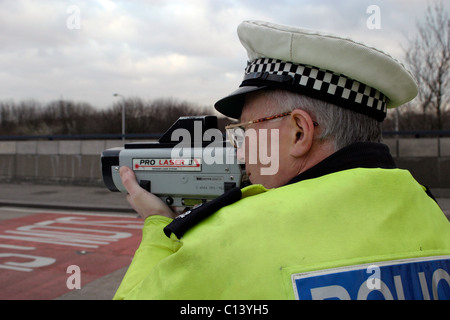 Polizist mit einem Pro Laser-Geschwindigkeit-gun Stockfoto