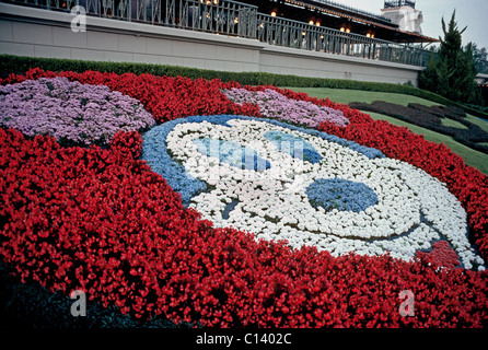 Das bekannte Gesicht der Comicfigur entsteht Mickey Mouse mit bunten Blumen im Walt Disney World in Orlando, Florida, USA. Stockfoto