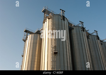 leuchtendes Gastanks mit blauem Himmel Stockfoto