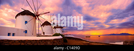 Sonnenuntergang über der traditionellen griechischen Windmühlen von Mykonos Chora. Kykladen, Griechenland Stockfoto