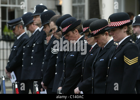 Polizisten zahlen Hinsicht bei einer Trauerfeier für ermordeten britische Polizistin PC Yvonne Fletcher in London Stockfoto