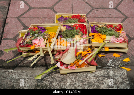 Religiöse Angebote auf dem Bürgersteig in Ubud, Bali, Indonesien Stockfoto