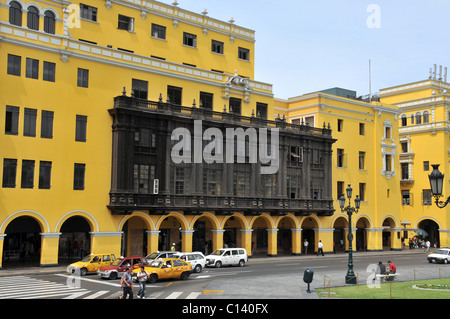 Straßenszene Plaza de Armas Gebäude aus der Kolonialzeit Lima Peru Stockfoto