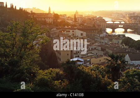 Ponte Vecchio und den Fluss Arno gesehen vom Piazzale Michelangelo, Florenz, Italien Stockfoto