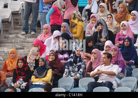 Junge Frauen Zuschauer beobachten Poloshirt vor 2009 FIFA U-20 WM Fußball 3. und 1. Platz Spiele in Kairo, Ägypten. Stockfoto