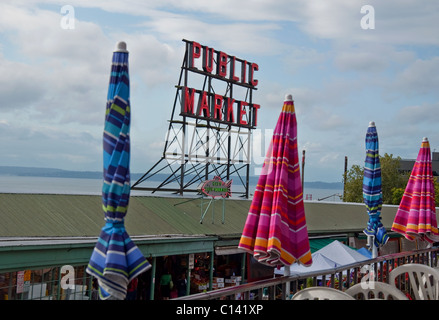 Diese horizontale stock Bild ist der berühmte Pike Place Market, mit dem Schild mit der Aufschrift öffentlichen Markt gegen eine leicht bewölkten Tag. Stockfoto