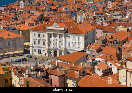 Tartini-Platz und Rathaus mit Dächern von Piran, Slowenien Stockfoto