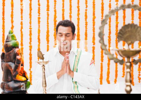 Bräutigam beten Lord Ganesha während südwärts Inder Hochzeit Zeremonie Stockfoto