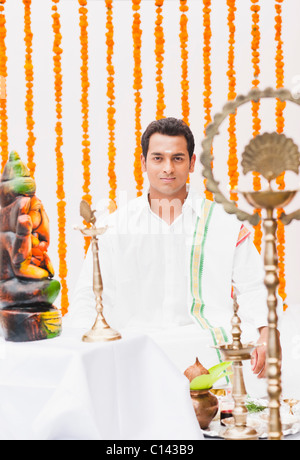 Bräutigam beten Lord Ganesha während südwärts Inder Hochzeit Zeremonie Stockfoto