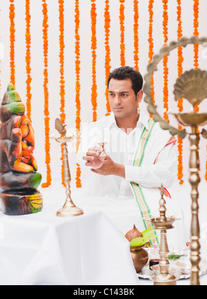 Bräutigam beten Lord Ganesha während südwärts Inder Hochzeit Zeremonie Stockfoto