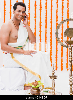 Mann auf einem Mobiltelefon in Süd-indische Tracht sprechen Stockfoto